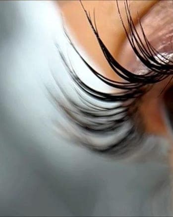 Gros plan sur des cils rehaussés et recourbés